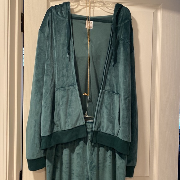 Victoria’s Secret Pink L & M Green Velour Sweatsuit - Picture 8 of 15